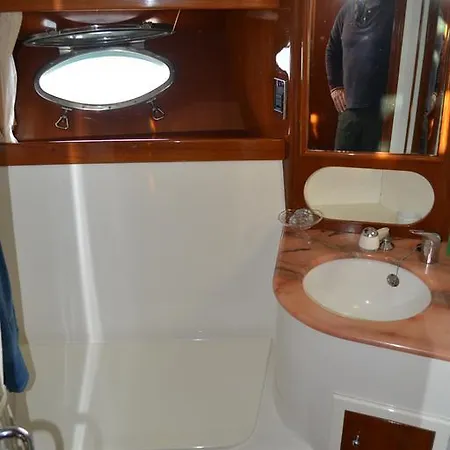 Yacht 14 Mt Boat And Breakfast Botel