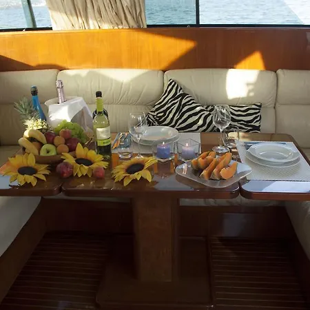 Yacht 14 Mt Boat And Breakfast