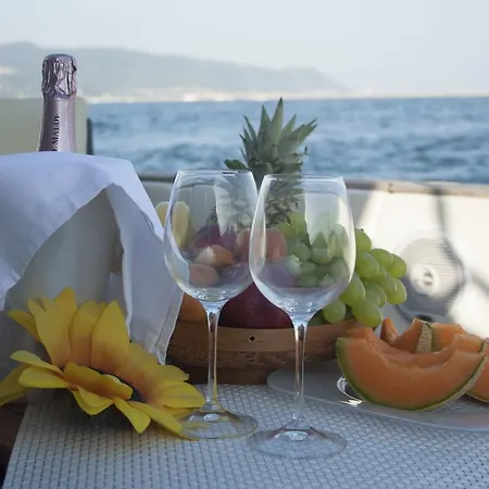 Yacht 14 Mt Boat And Breakfast
