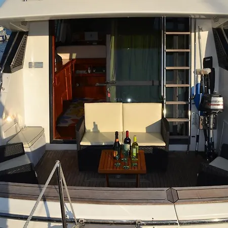 Botel Yacht 14 Mt Boat And Breakfast