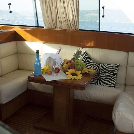 Yacht 14 Mt Boat And Breakfast Botel